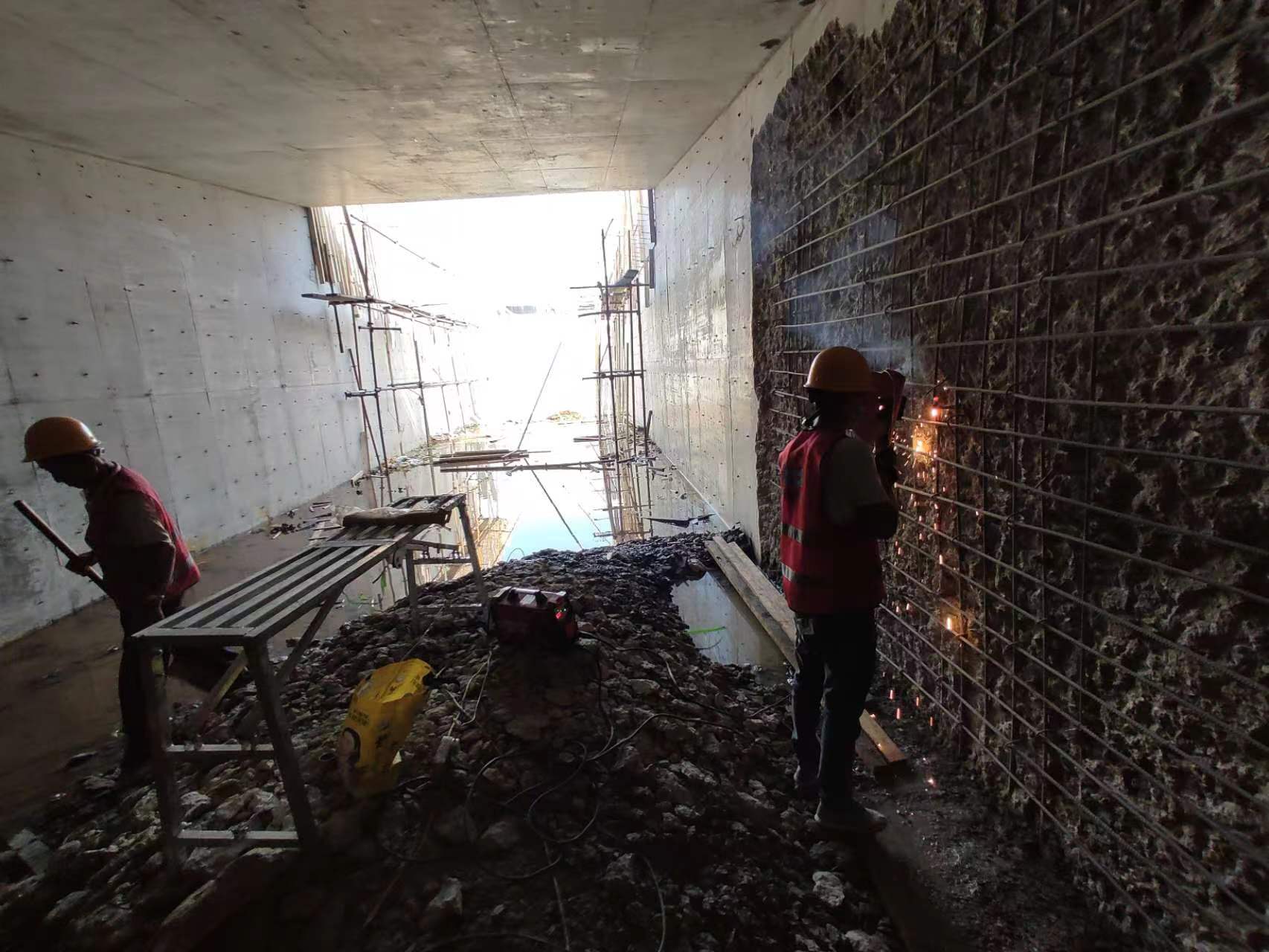 播州挖断承重墙导致楼体开裂，加固施工方案出炉